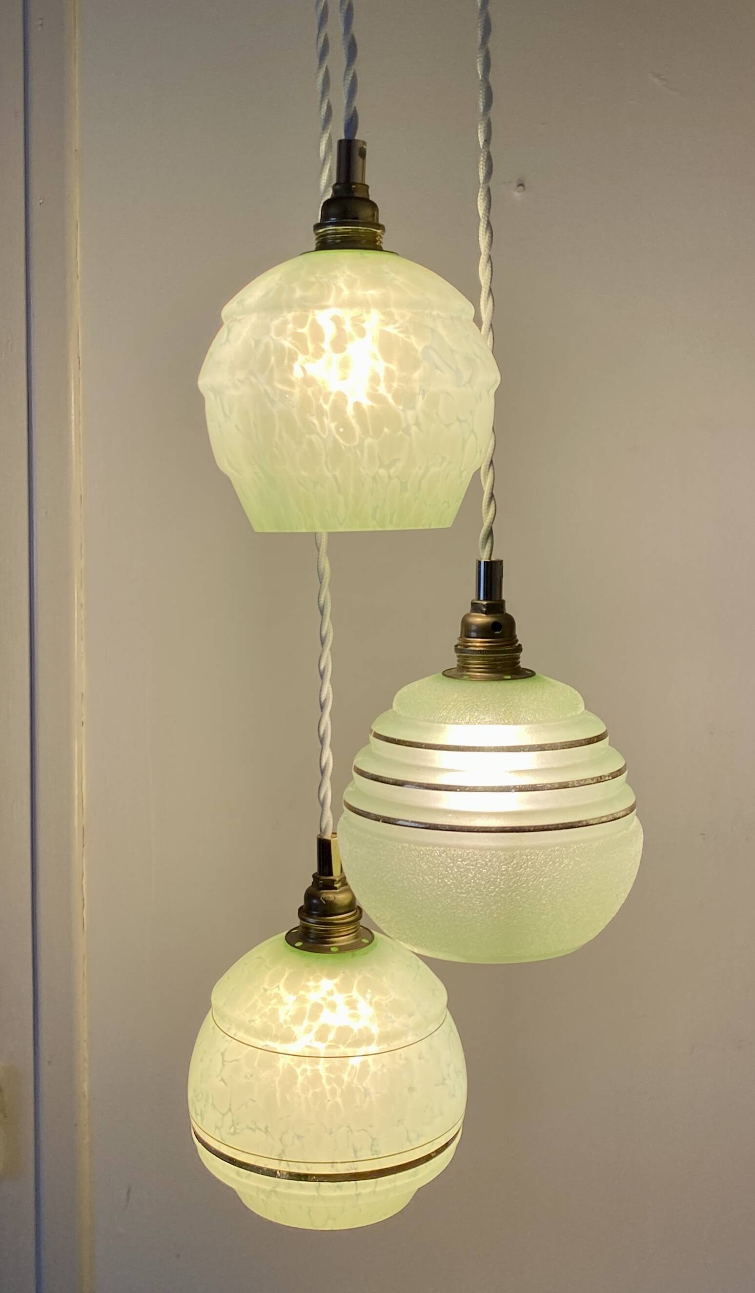 Suspension triple globes vintage art déco en verre vert et doré