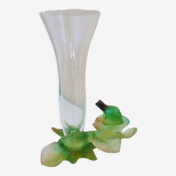 Vase grenouille et nénuphars, cristal et pate de verre, signé Daum dans sa boite