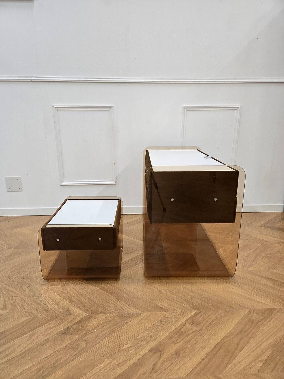 Commode / coiffeuse et chevet en plexiglass