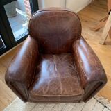 Lot de 2 fauteuils club en cuir accoudoirs ronds et cloutés