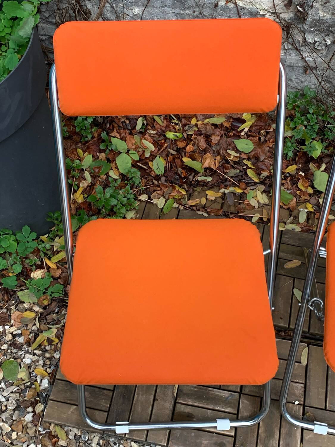 Framar orange felt folding chairs 1970