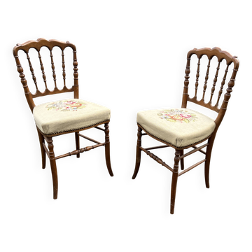 Paire de chaises anciennes en bois tourné, assise tapissée brodée
