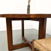 Table ronde moderniste en orme massif, piètement croisé