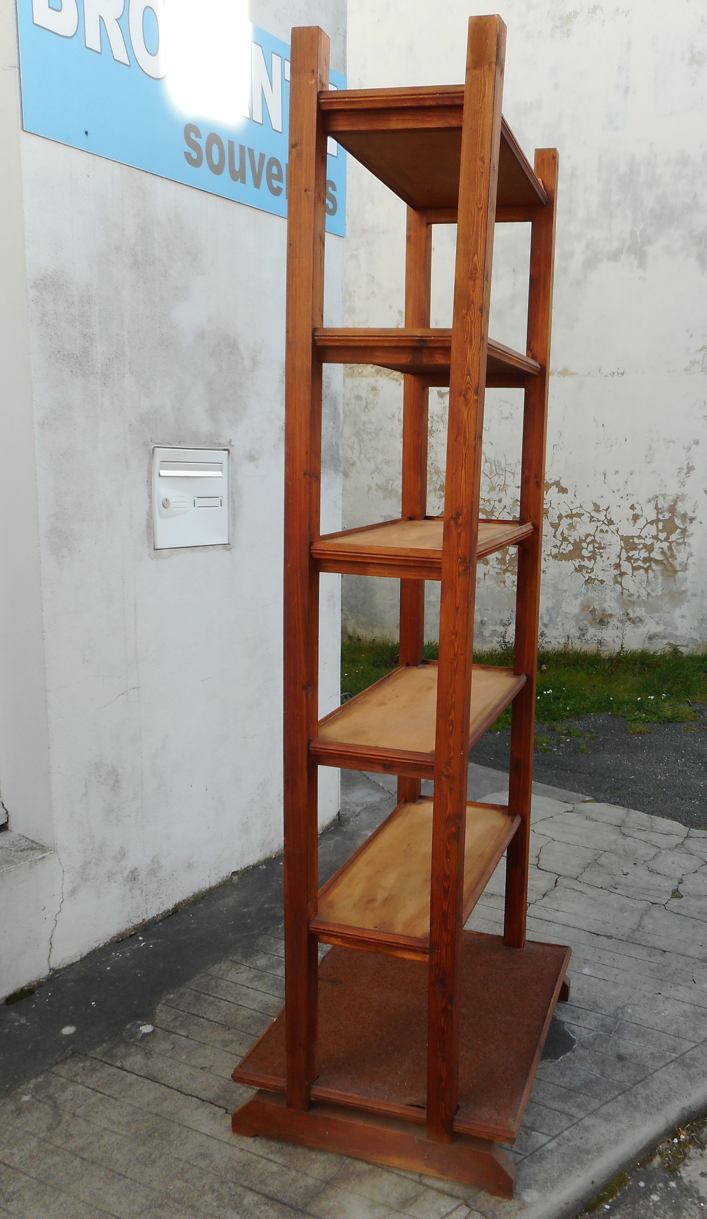 Store shelf