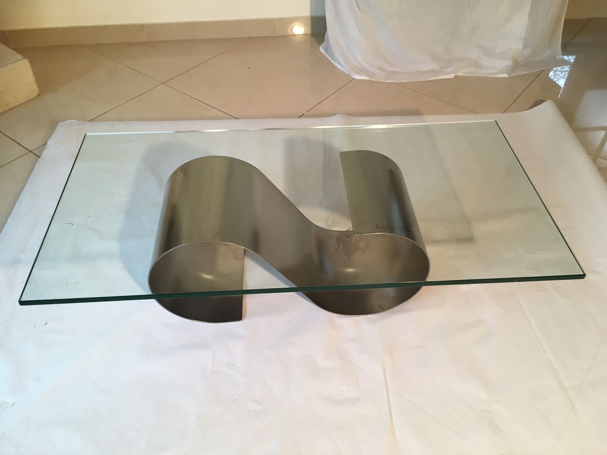 Table basse moderniste en acier et verre