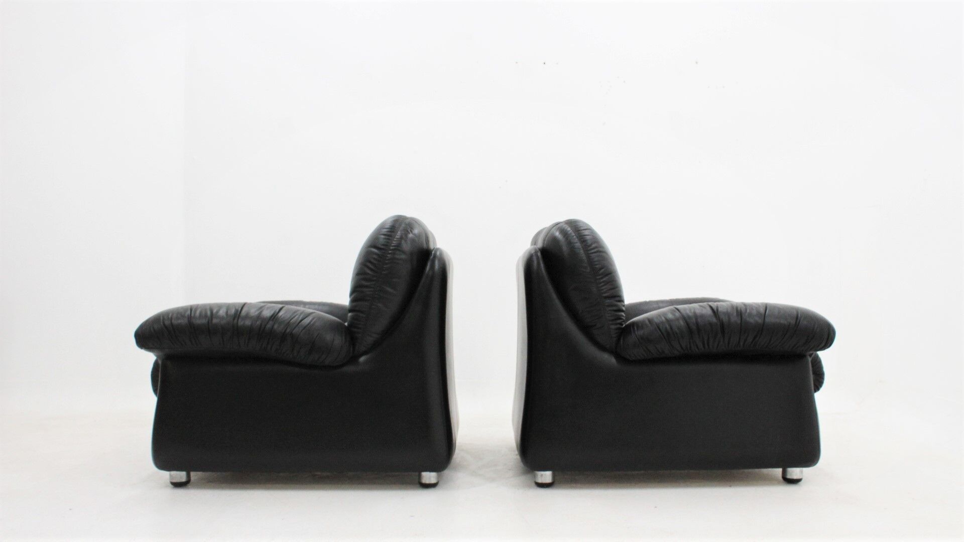 Sormani black leather vintage armchairs 1970s