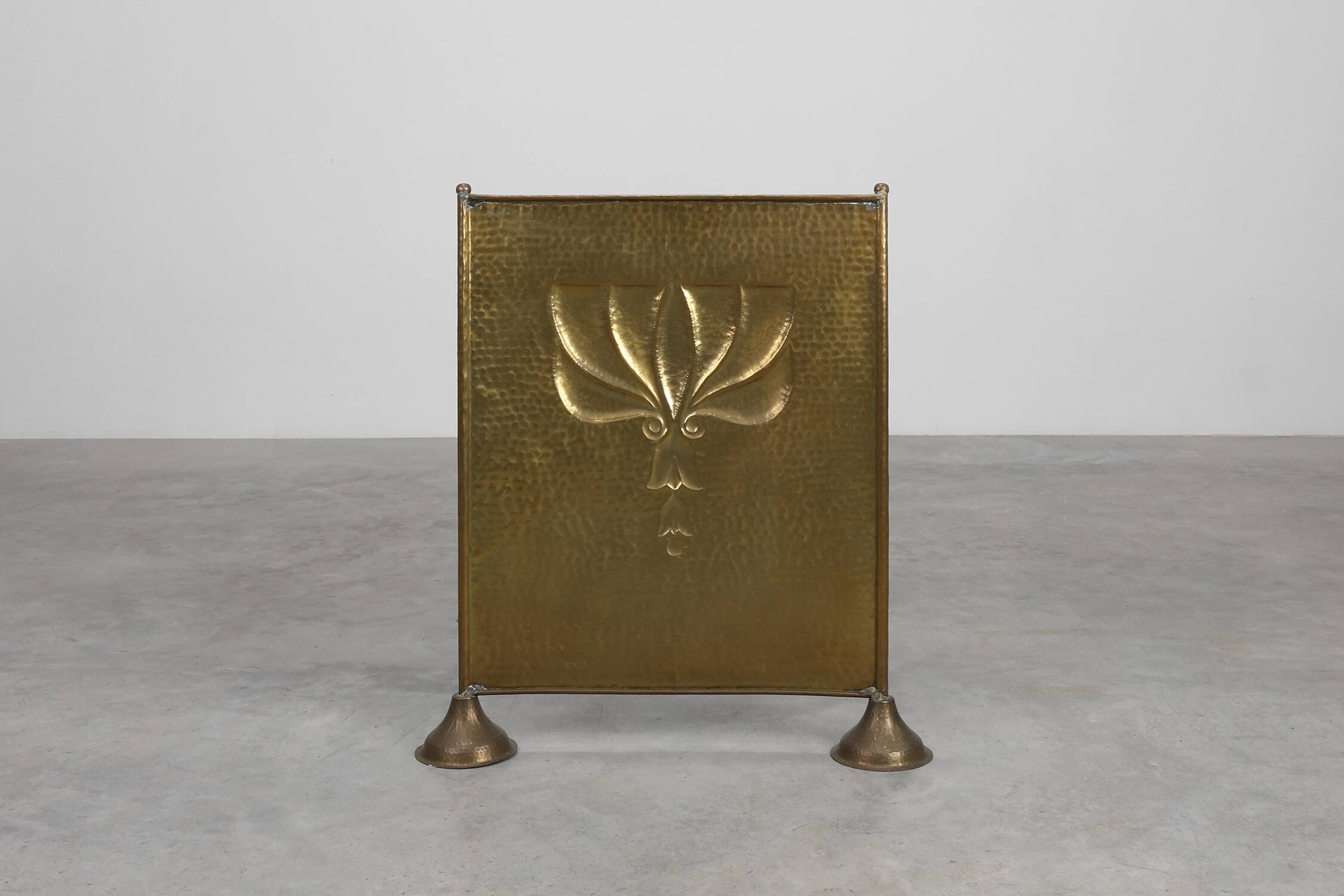 Écran de cheminée en cuivre martelé Art Déco élégant, France années 1920