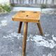 Tabouret brutaliste tripode bois massif claveté