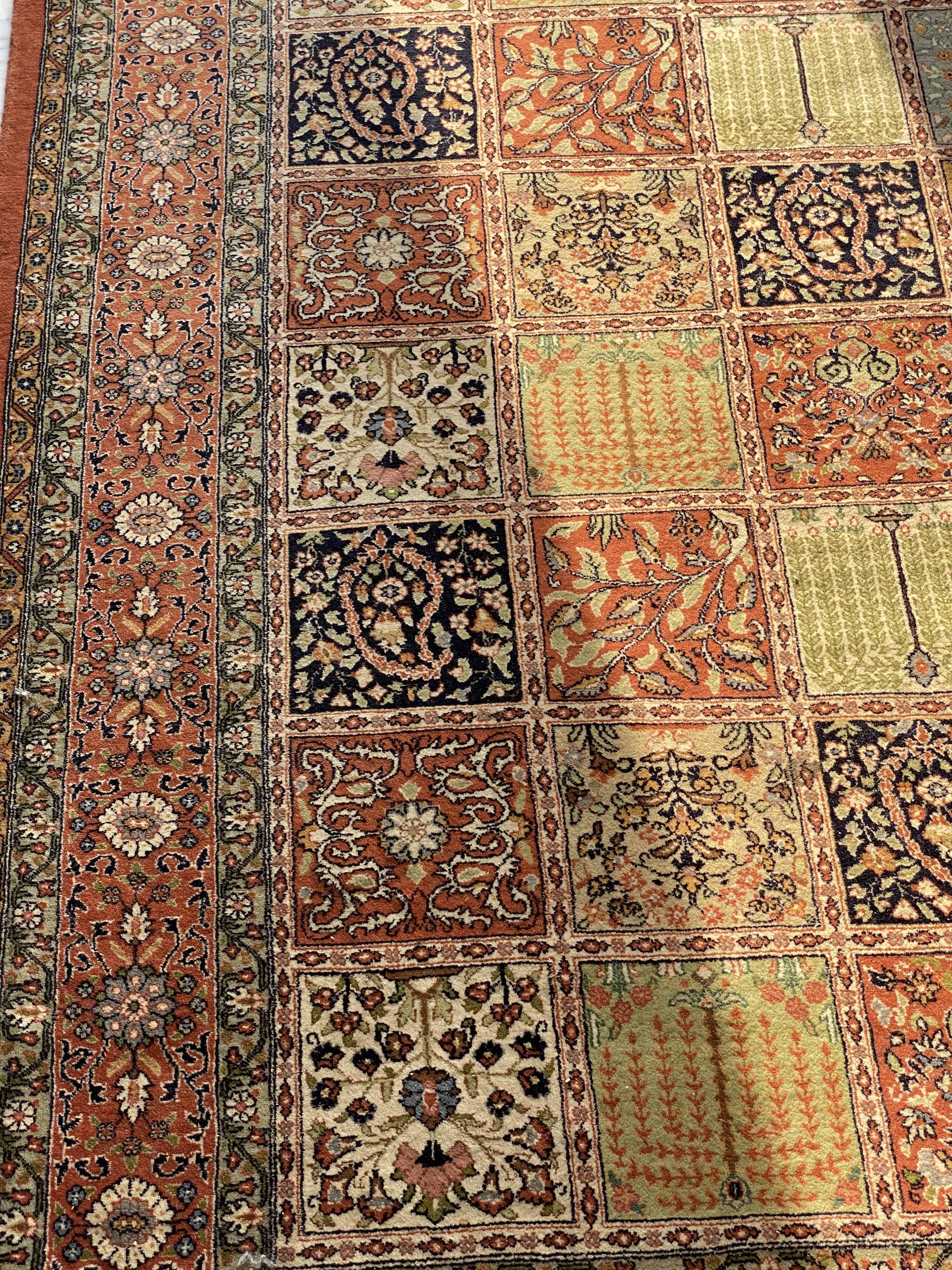 Patterned square carpet 252x252cm