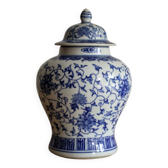 Large Chinese porcelain ginger jar