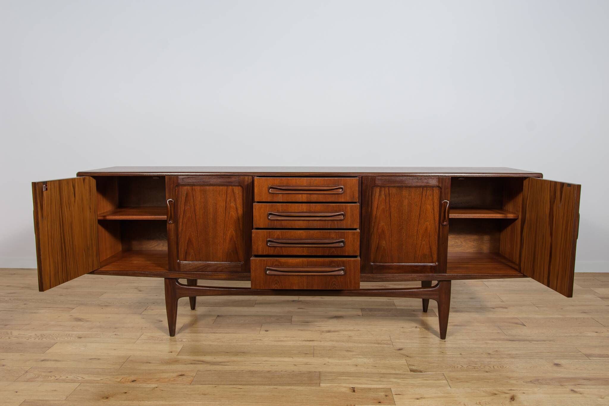 Buffet Mid-Century Modern par Victor Wilkins pour G-Plan, années 1960.