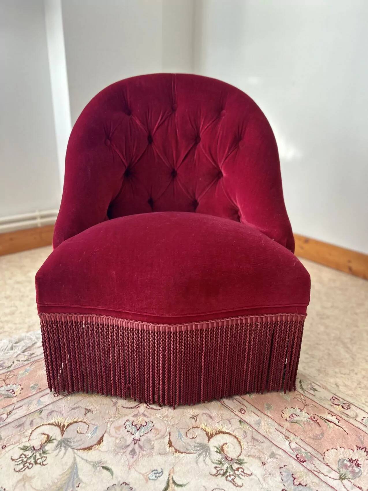 Burgundy velvet armchair – tufted – timeless charm