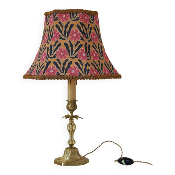 Lampe vintage recyclée — pied bougeoir bronze ancien et fleurs graphiques