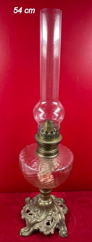 Lampe à pétrole réservoir verre cathédrale pied bronze louis xv rocaille 54 cm