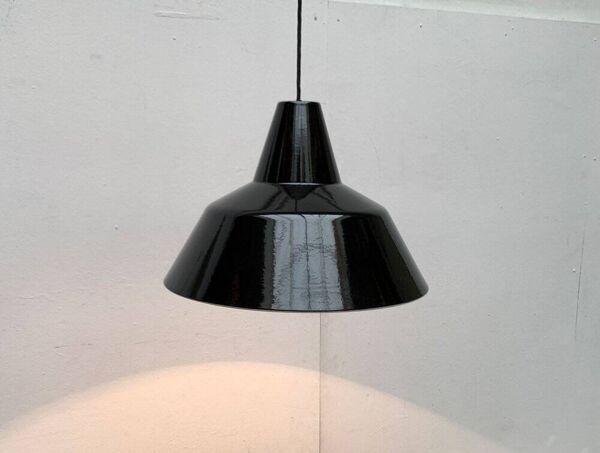 Suspension danoise Mid-Century en émail pour Louis Poulsen, années 1960