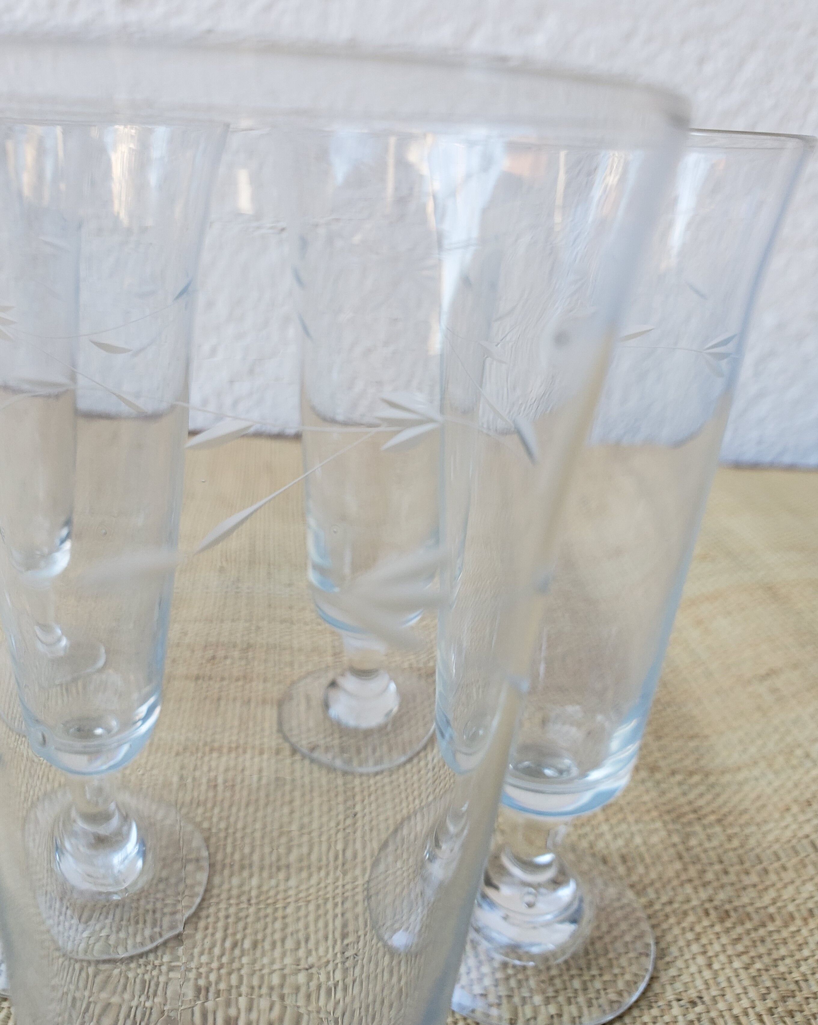 6 flutes à champagne en verre ciselé