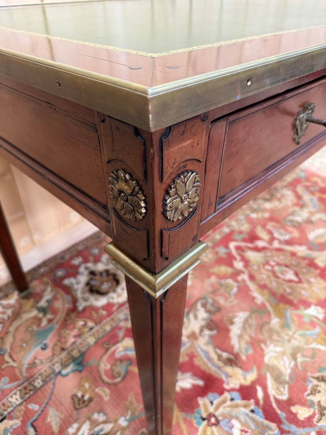 Flat desk – Louis XVI style – Mahogany, green leather, bronze