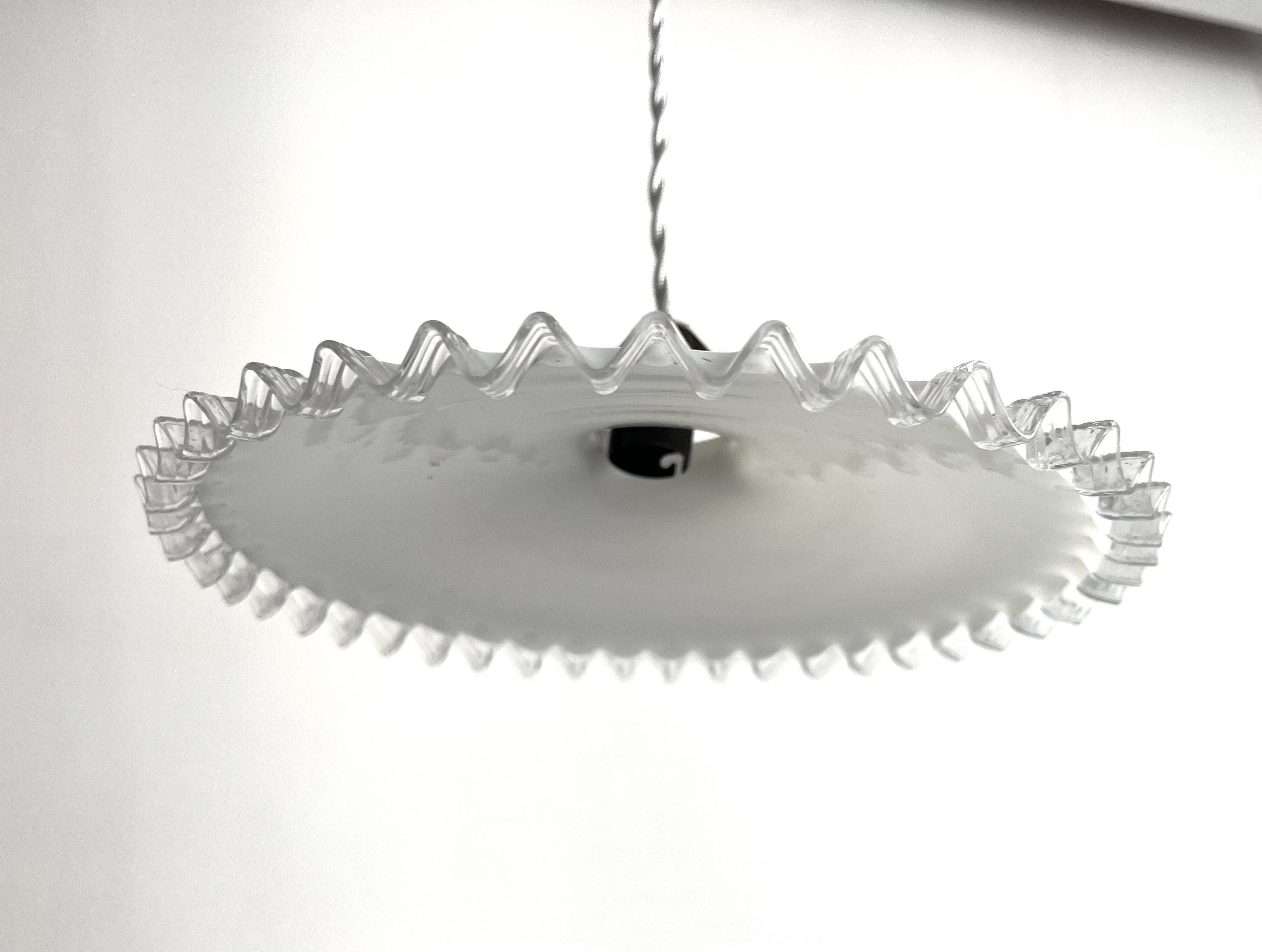 Suspension opaline blanche bord dentelé