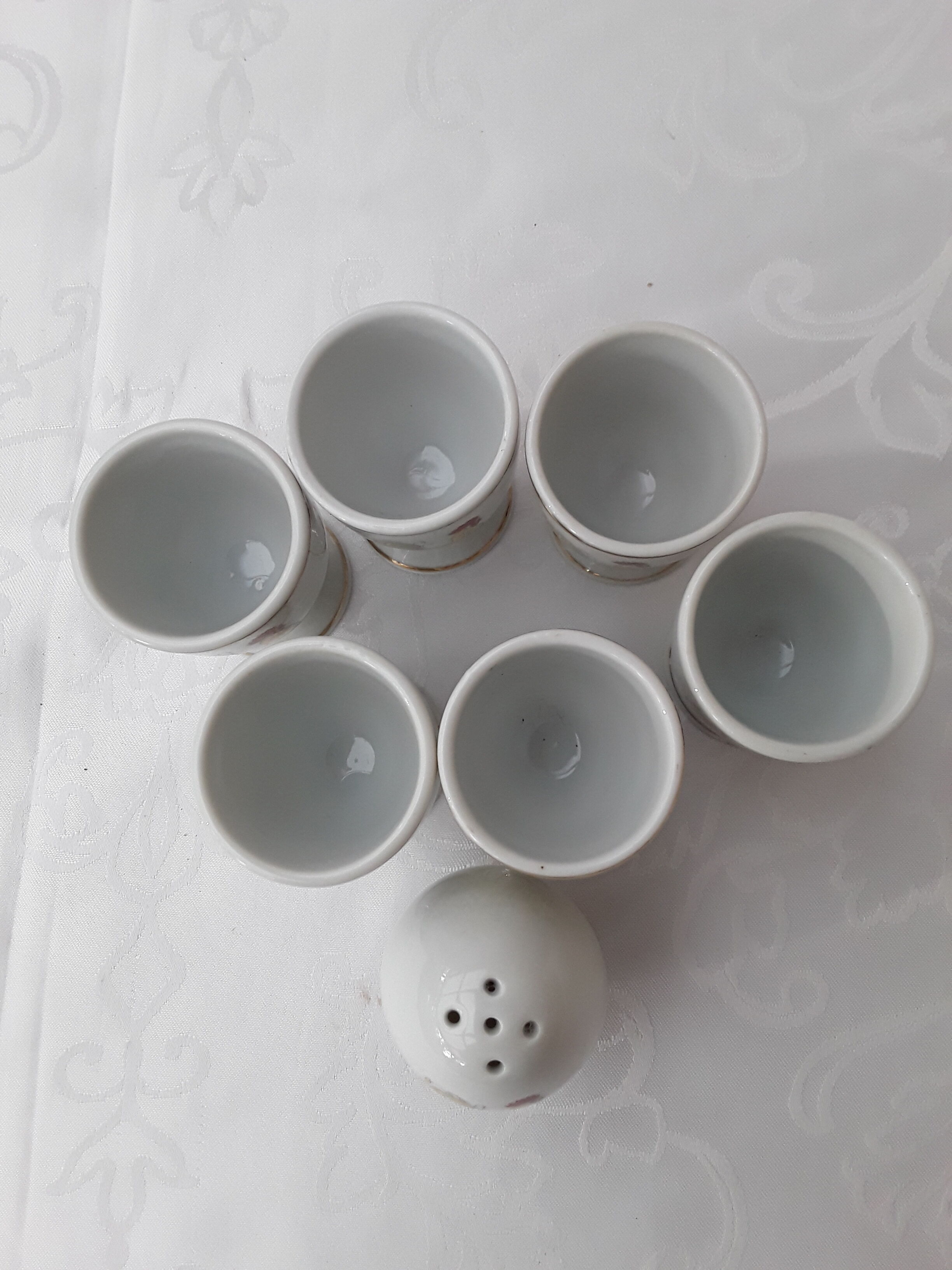 Service 6 shells and white earthenware salt shaker