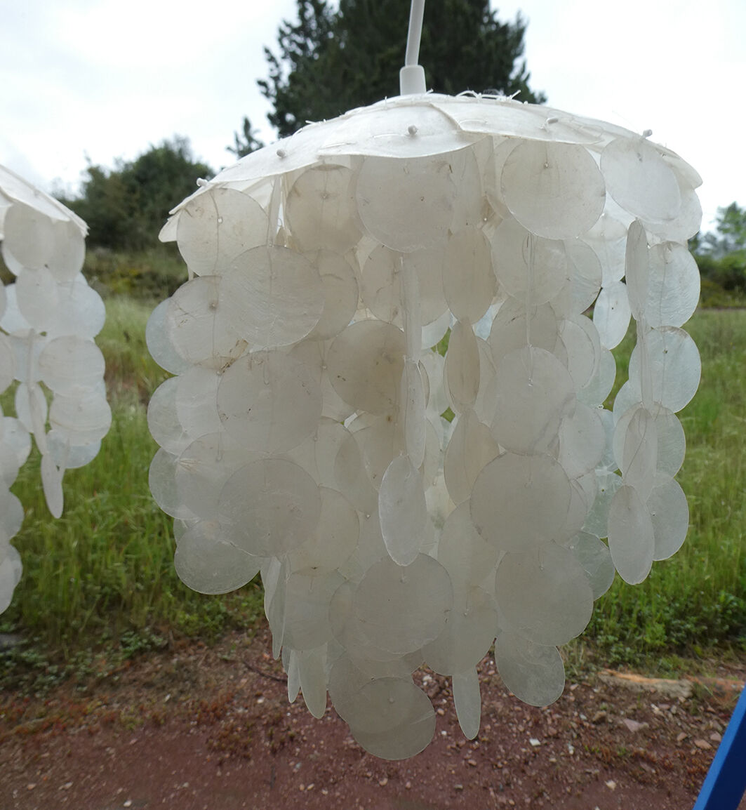 Duo of hanging lamps in mother-of-pearl tassels