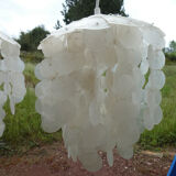 Duo of hanging lamps in mother-of-pearl tassels