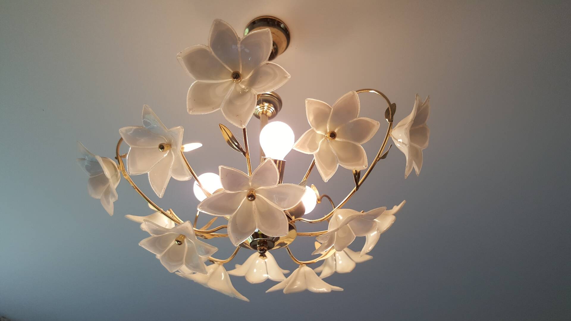 Murano chandelier with white flowers