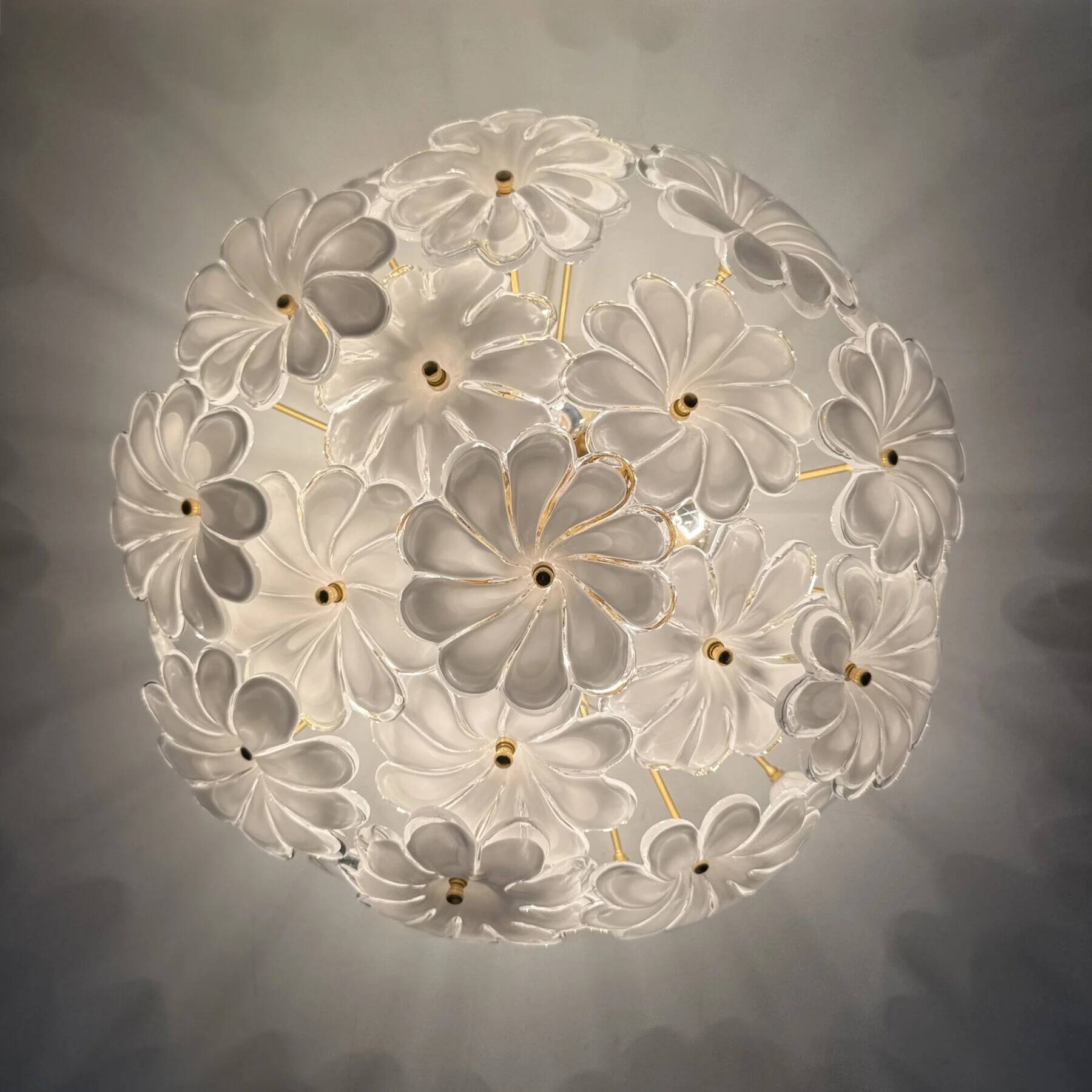 Plafonnier floral en verre blanc de Murano, italien, des années 1970.