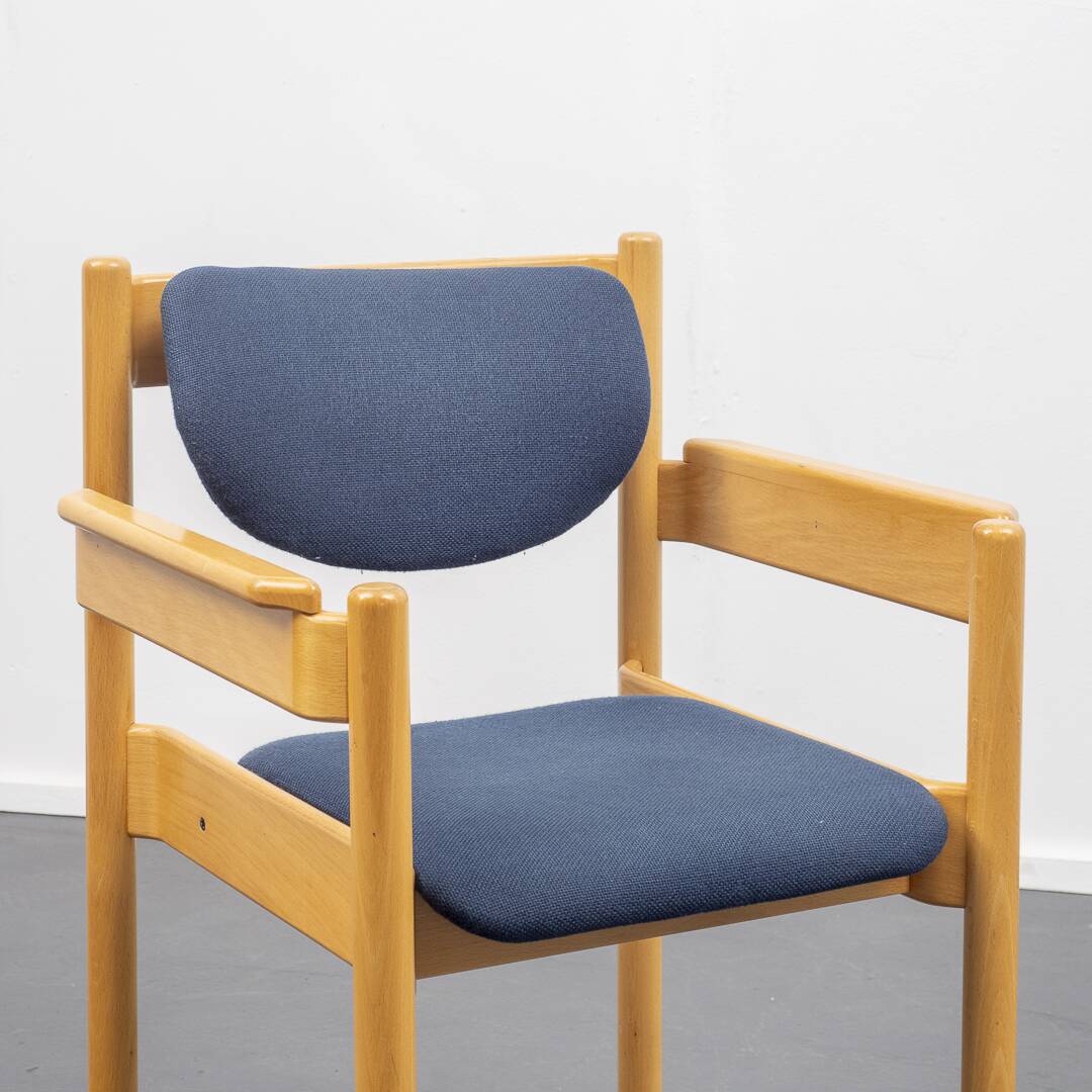 Une chaise avec accoudoirs Wilde & Spieth, bois massif année 80, 4 chaises disponibles