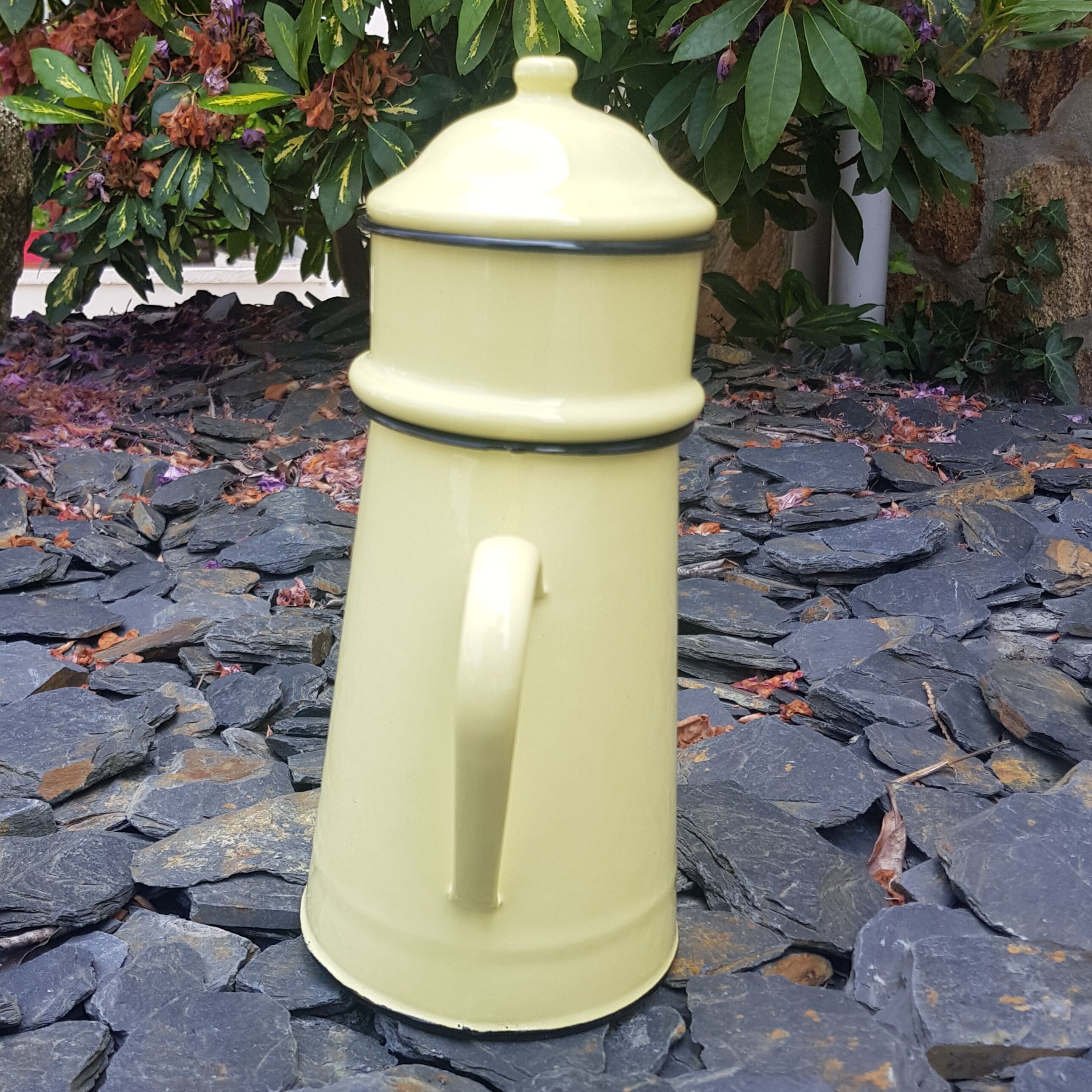 Cafetière en tôle émaillée jaune