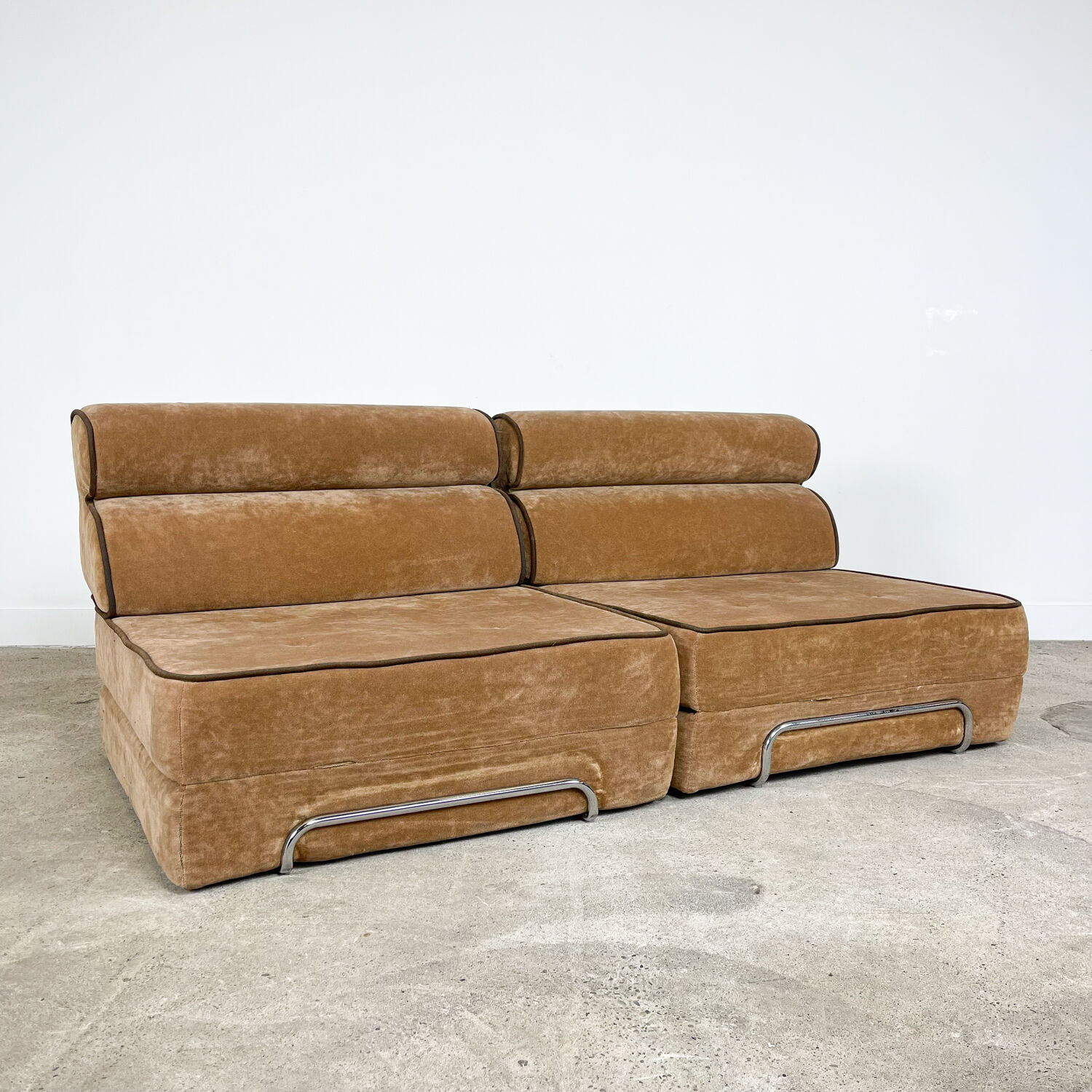 Vintage velvet two seater daybed design sleeper sofa