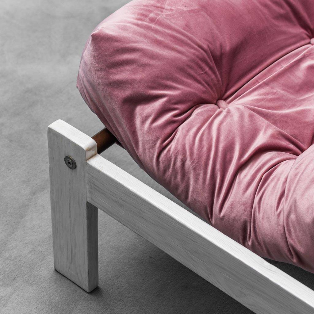 Poltrona vintage in velluto rosa legno bianco anni ’70 modernariato