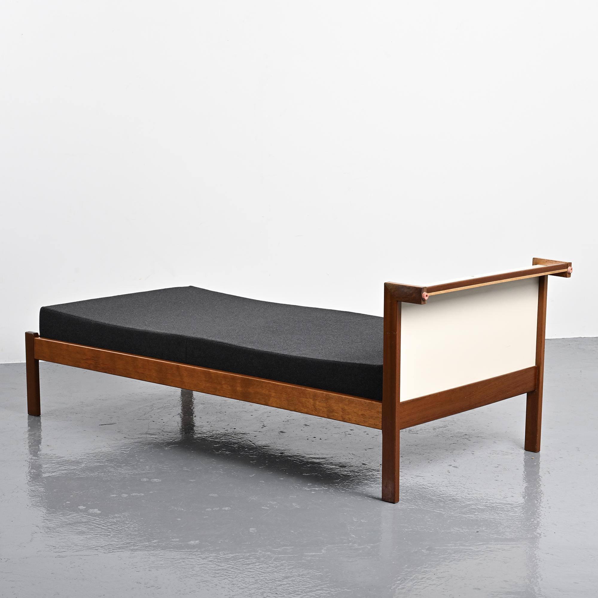 Lit en acajou à système Tigette par André Sornay, vers 1960