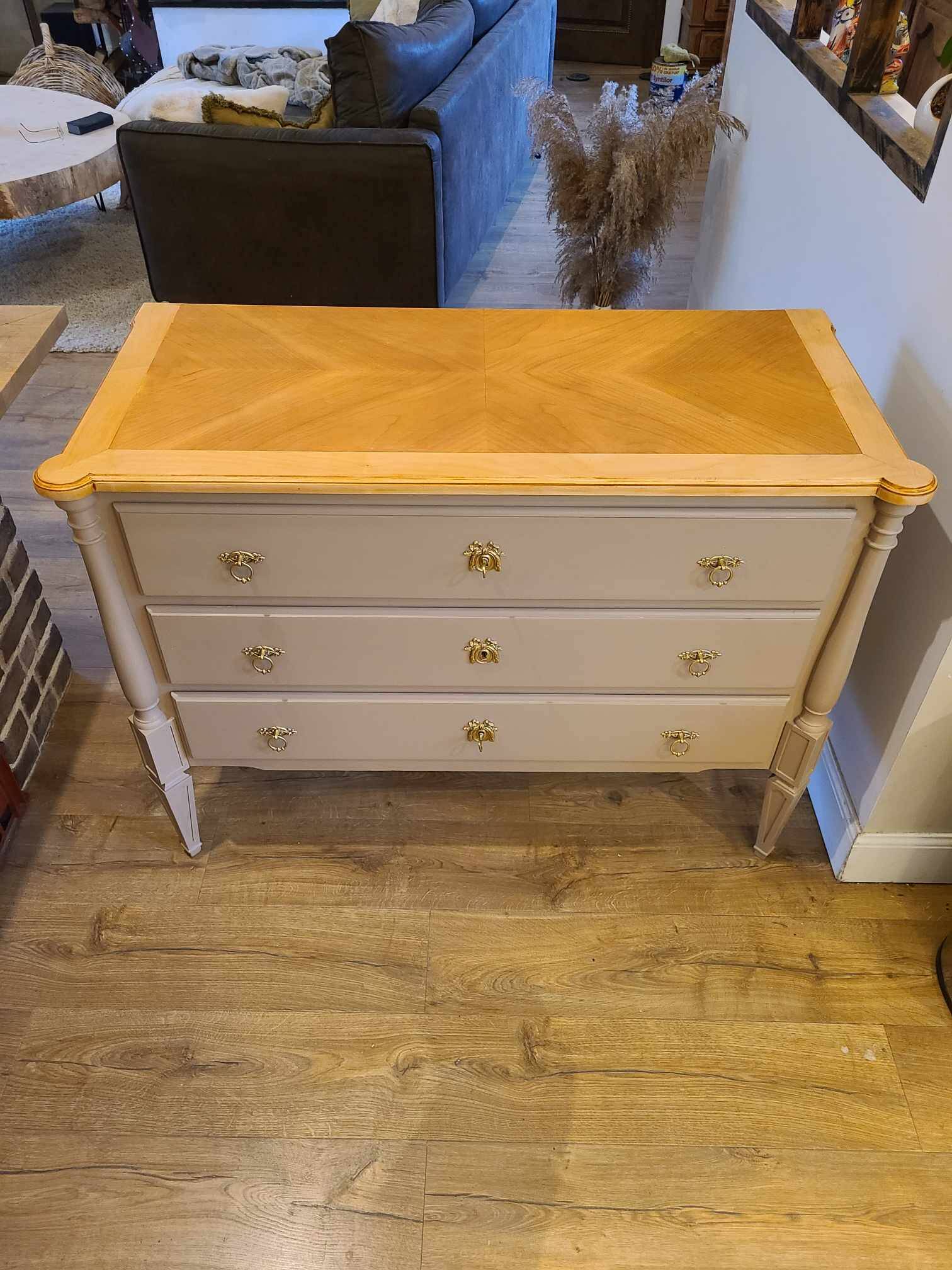 Commode en bois peint