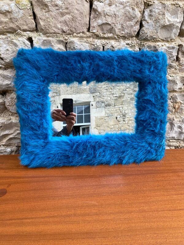 miroir avec une garniture en fourrure