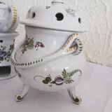 Ensemble théière sur chauffe plat et brûle parfum porcelaine à décor florale peint à la main