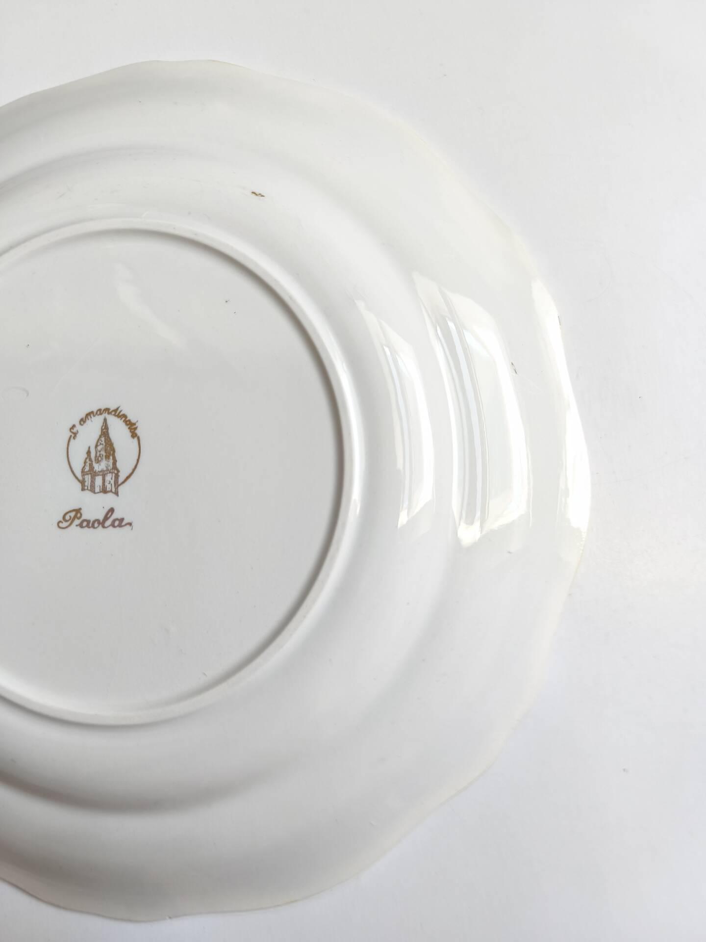 Round vintage plate L'Amandinoise model Paola cream and white flowers