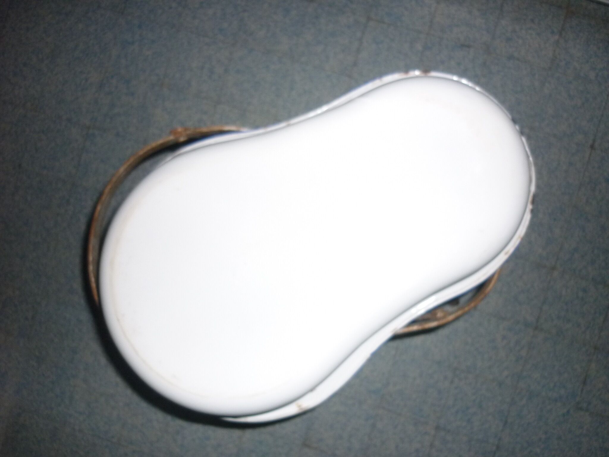 Enamelled bidet with folding support