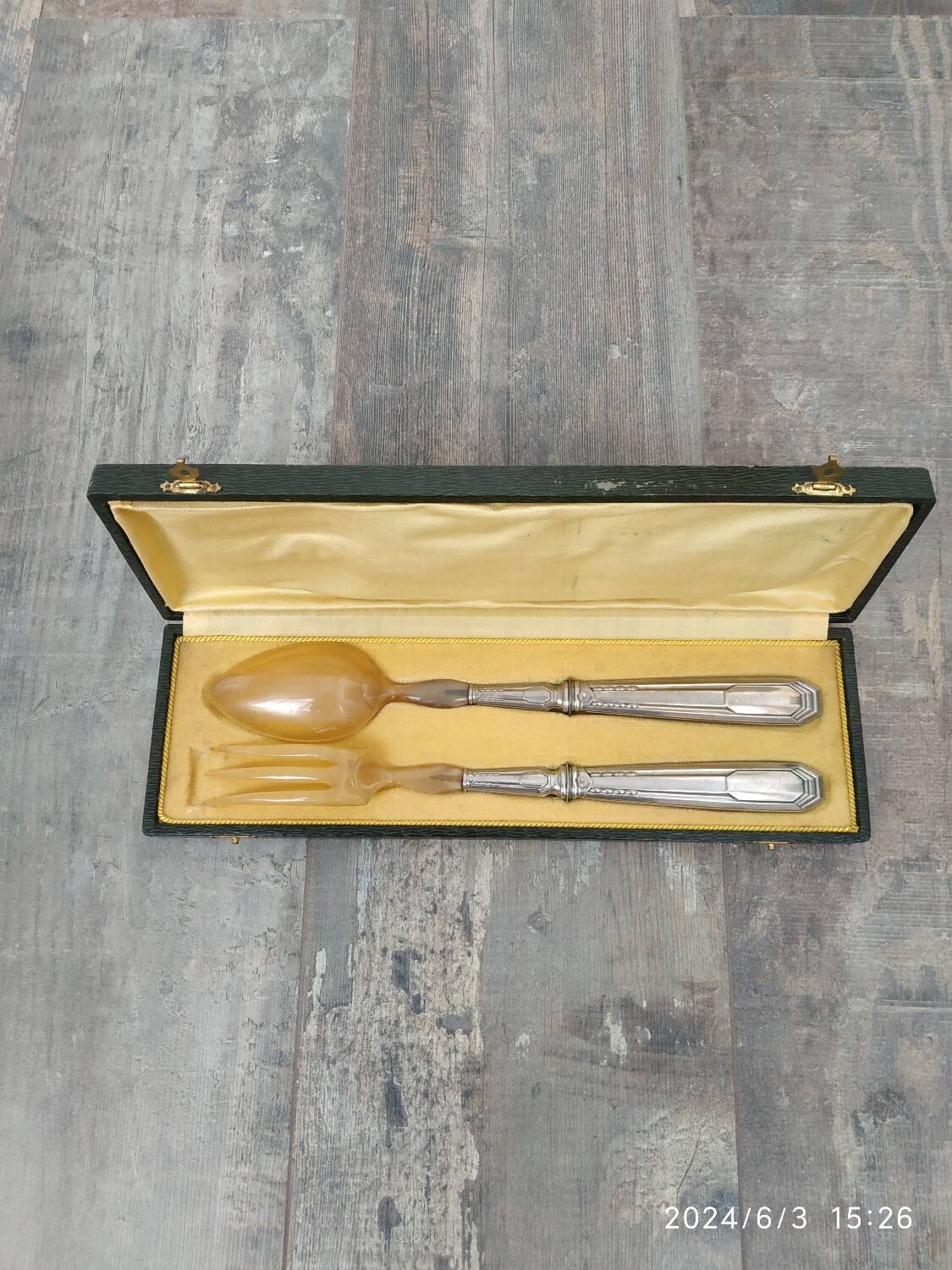 Salad servers