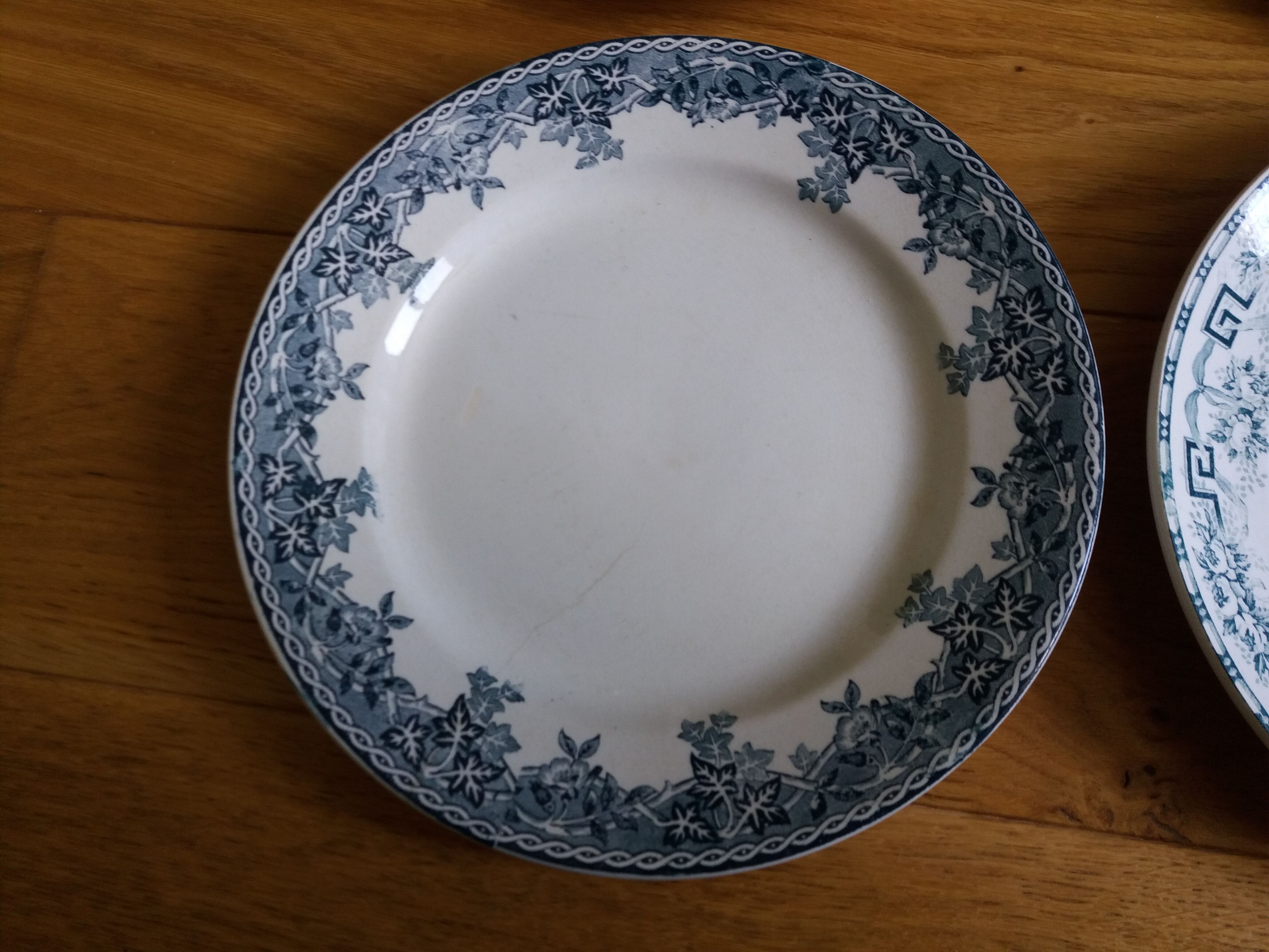 Lot 4 mismatched flat plates Terre de fer