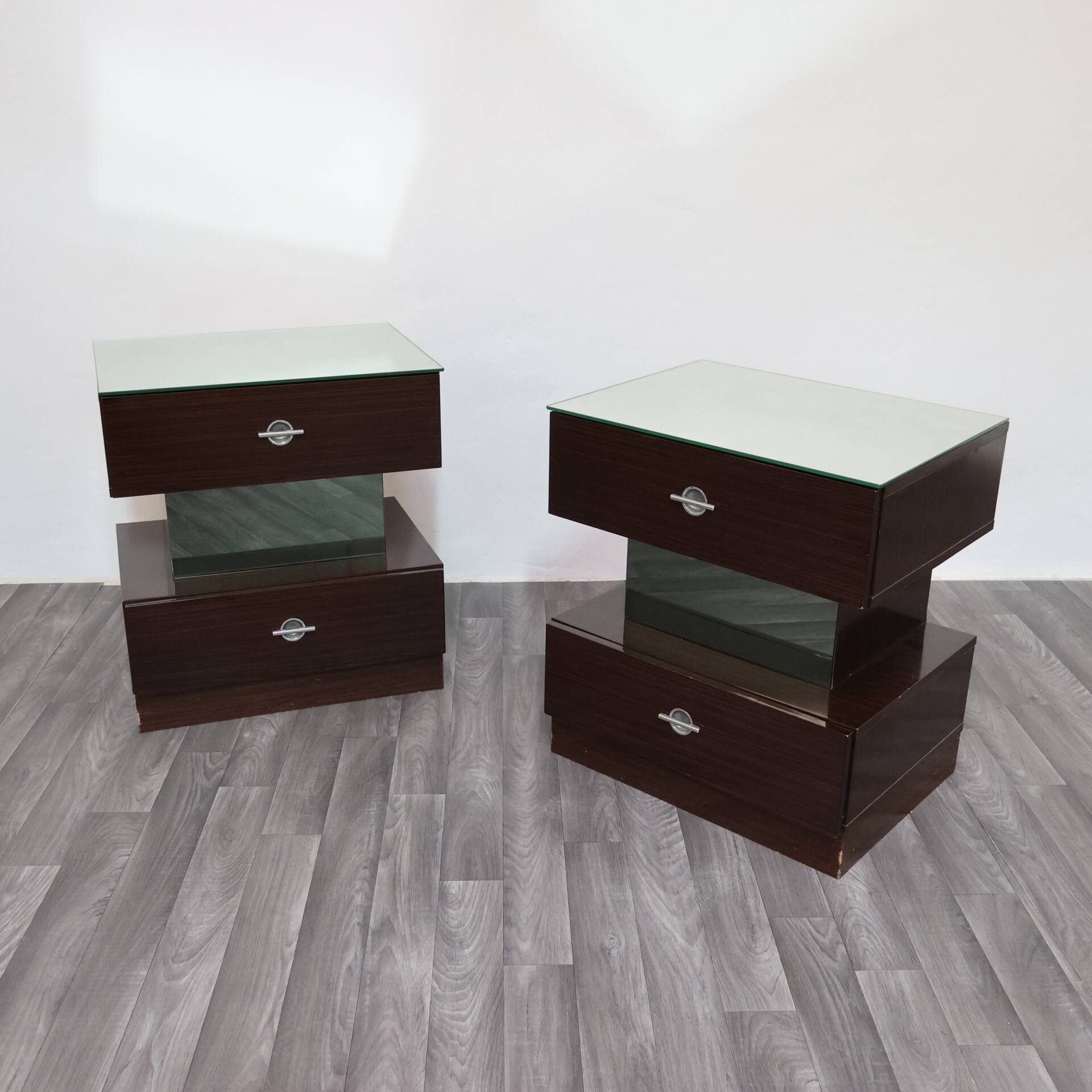 Paire de chevets en ébène design cubique années 80