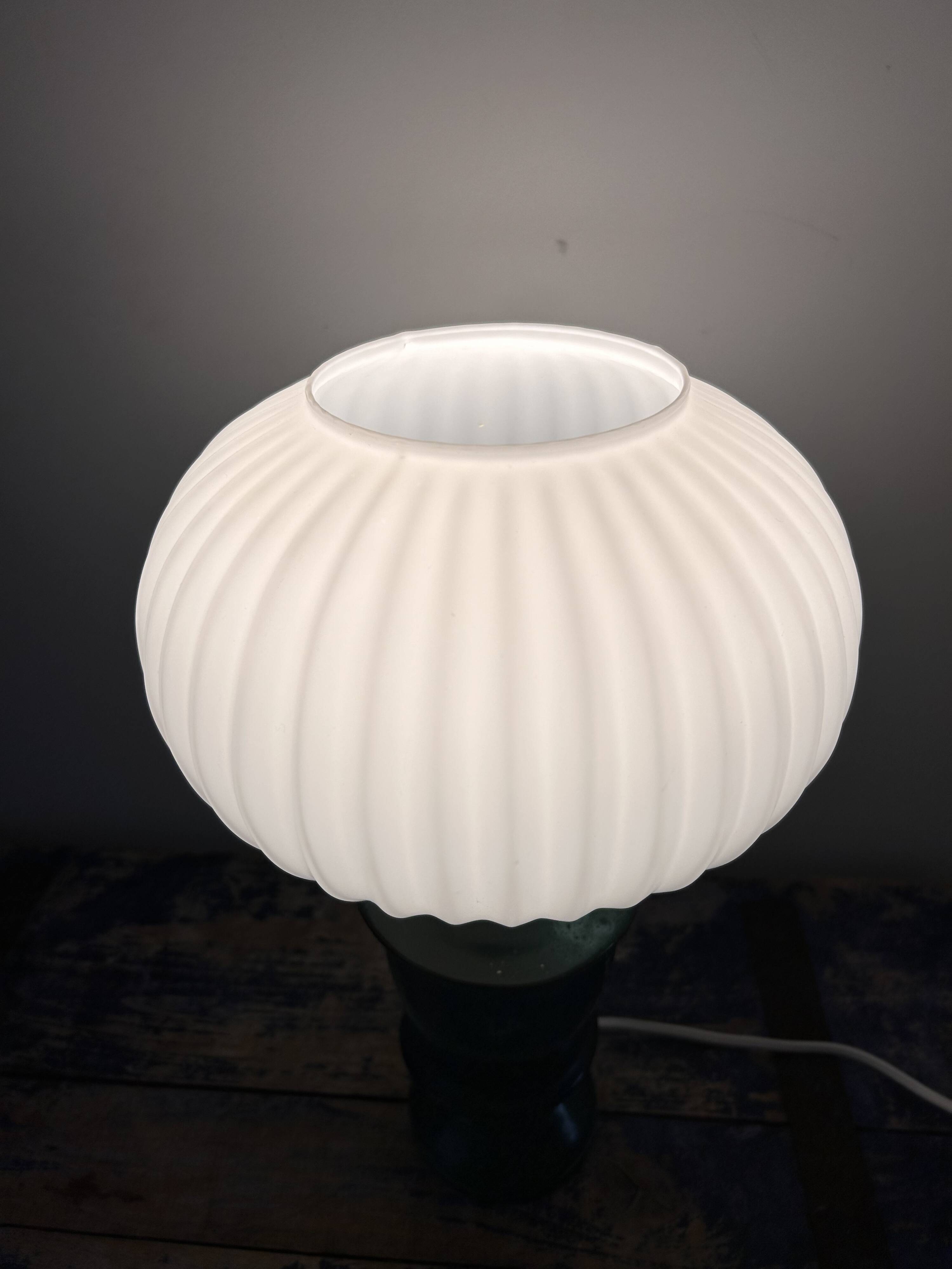 Geometric table lamp with pleated opaline shade