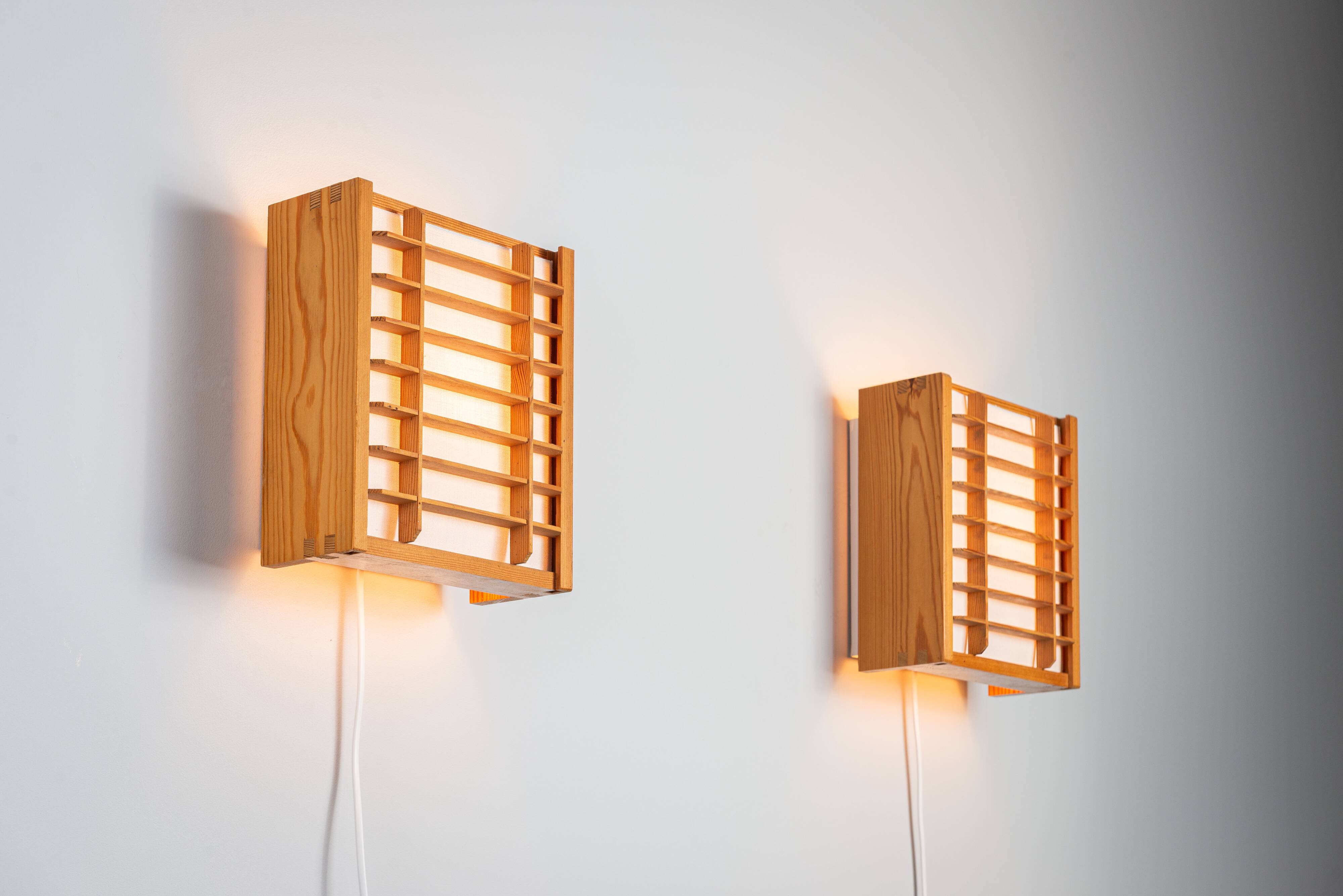 Paire de lampes murales en pin produites par Alda Sweden