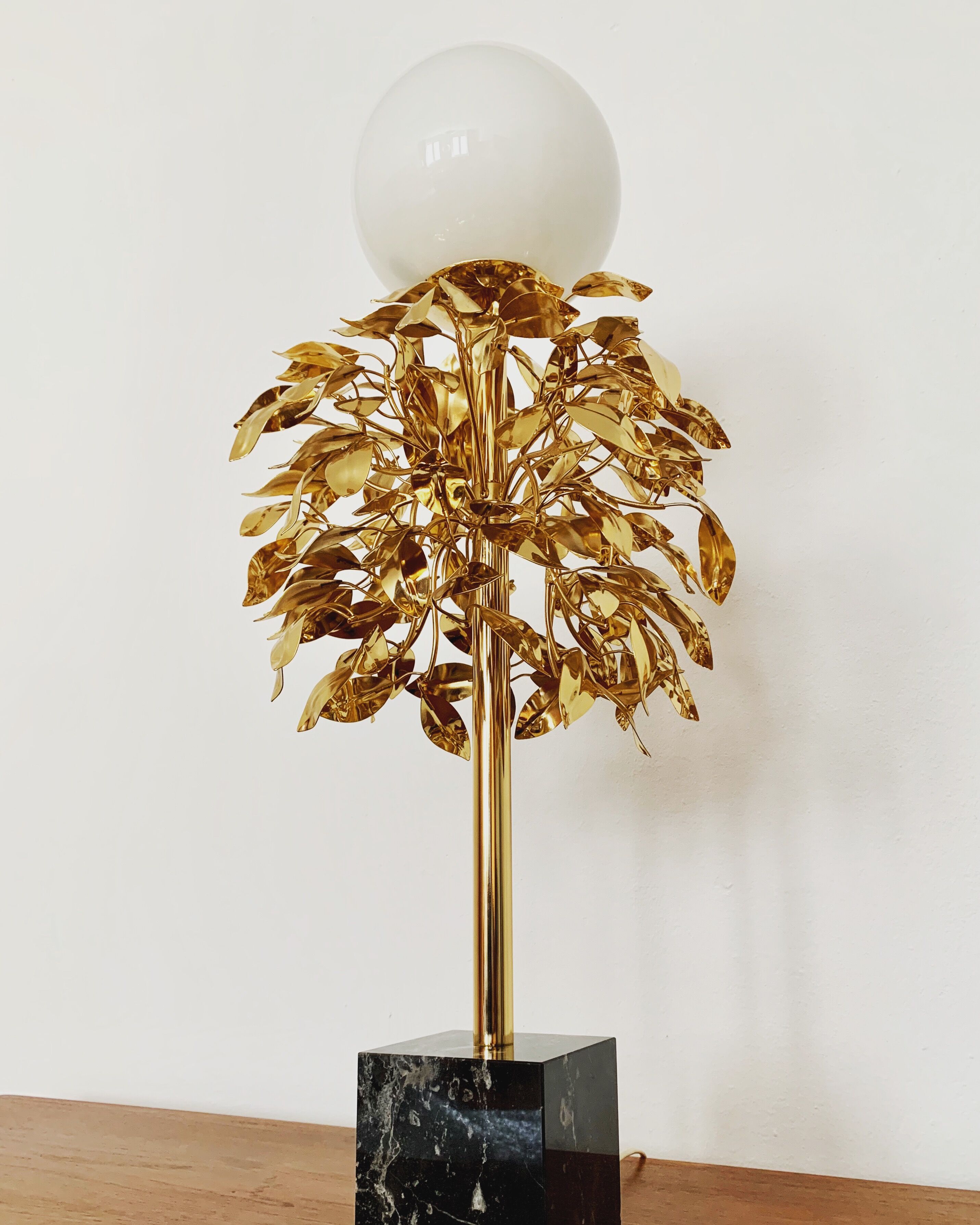 Gilded  italian Hollywood Regency bay leaf table lamp by Sergio Terzani