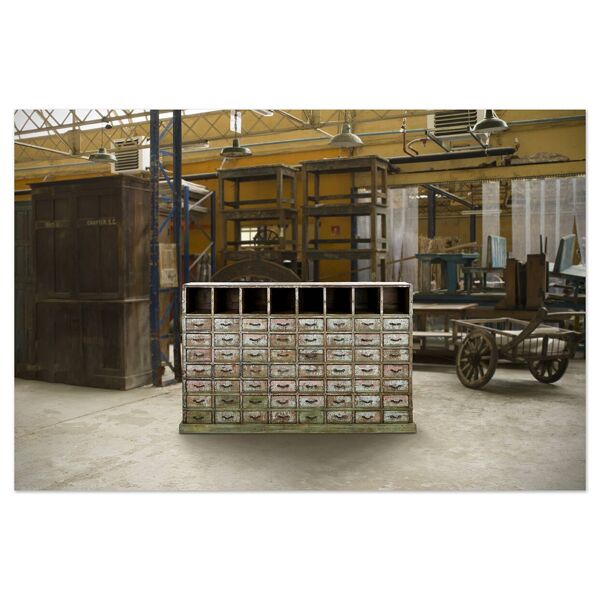 Meuble d’atelier en bois massif patiné à 56 tiroirs et 8 casiers