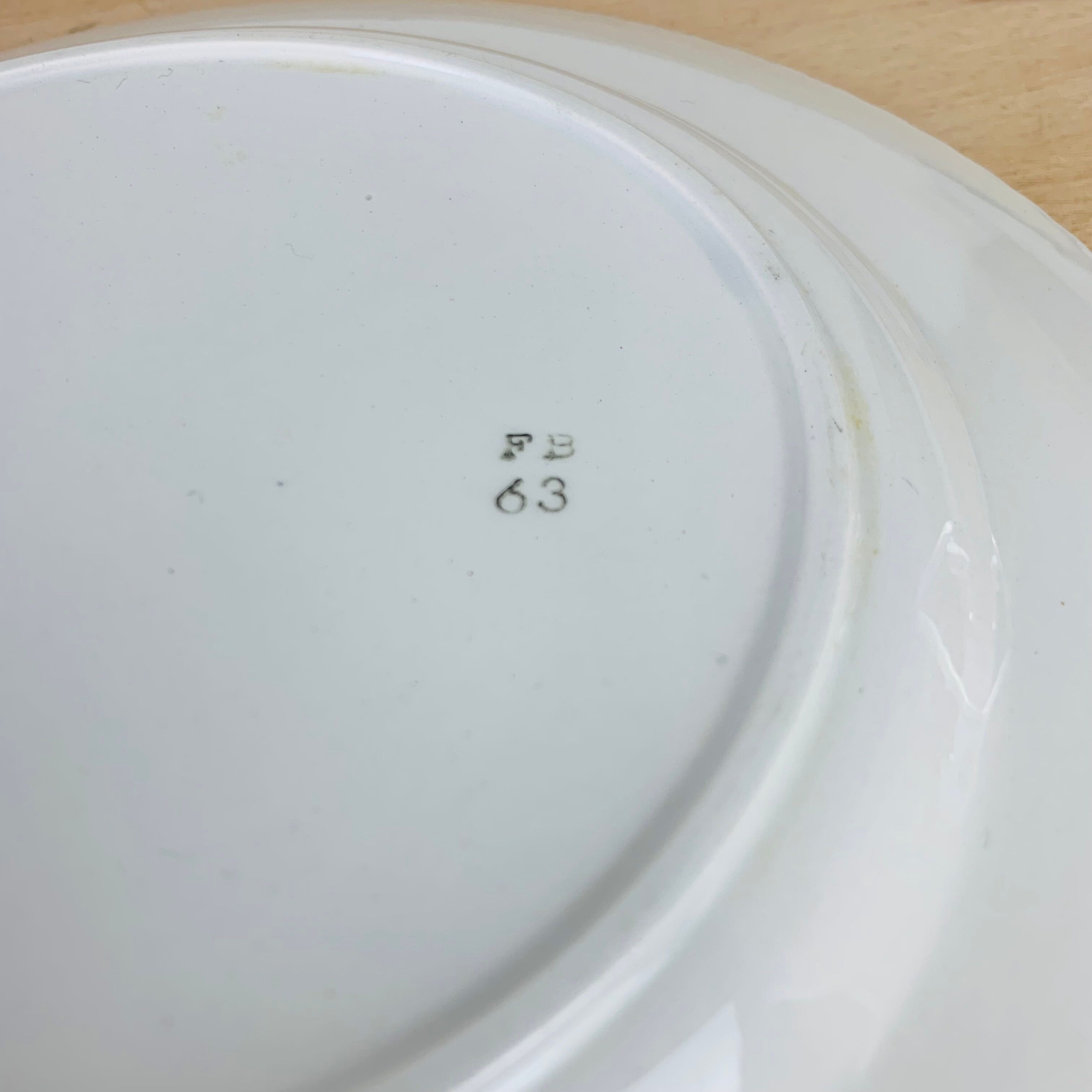 Set of 6 vintage earthenware dinner plates.