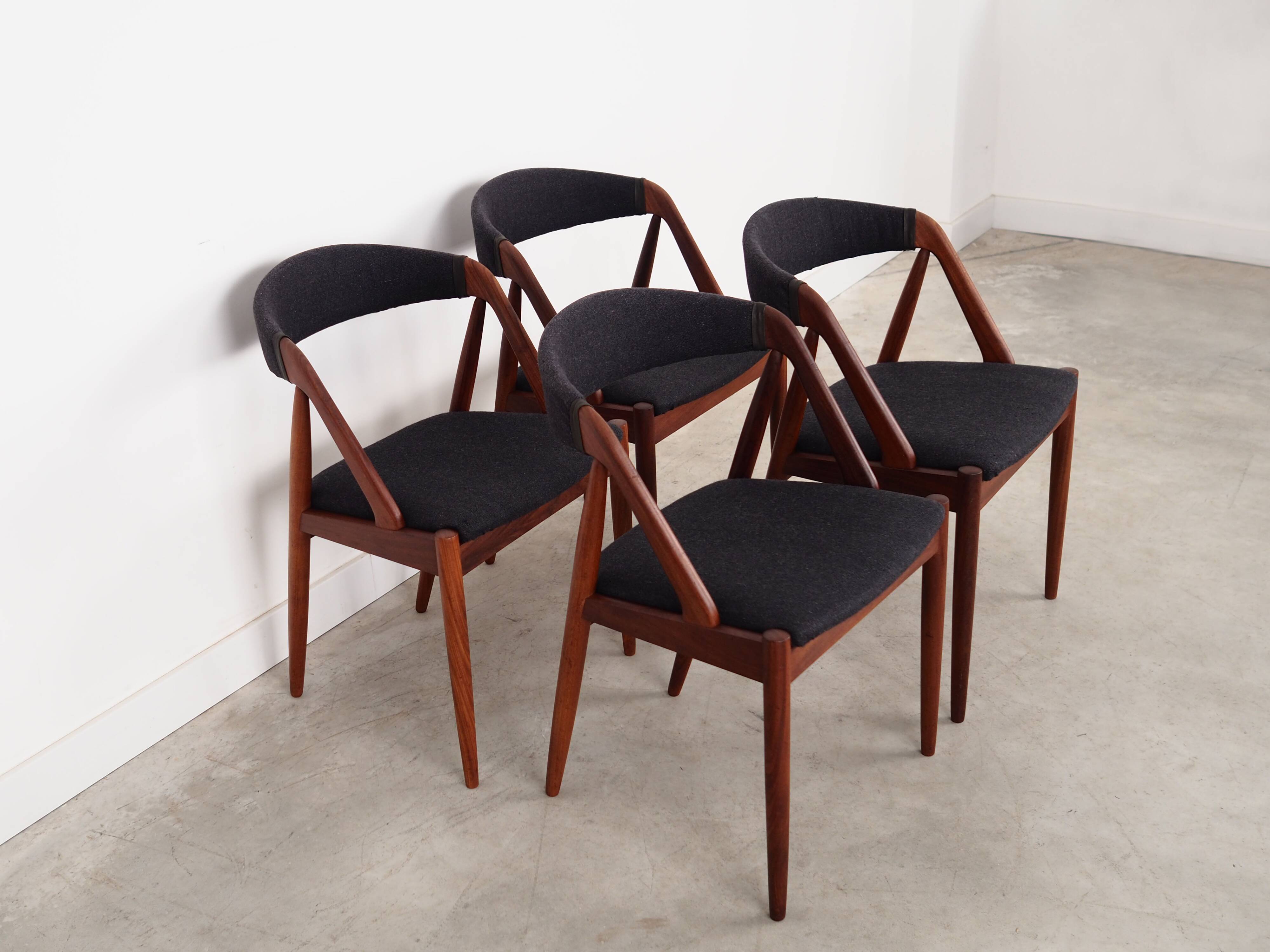 Ensemble de quatre chaises en teck, design danois, années 1970, designer : Kai Kristiansen