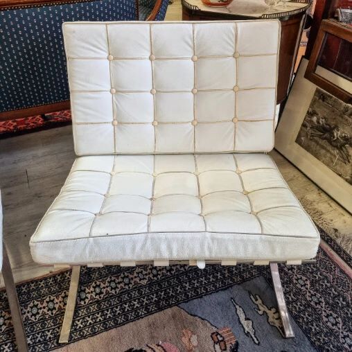 Paire de fauteuils barcelona et son ottoman, de Ludwig Mies Van Der Rohe vers 1980