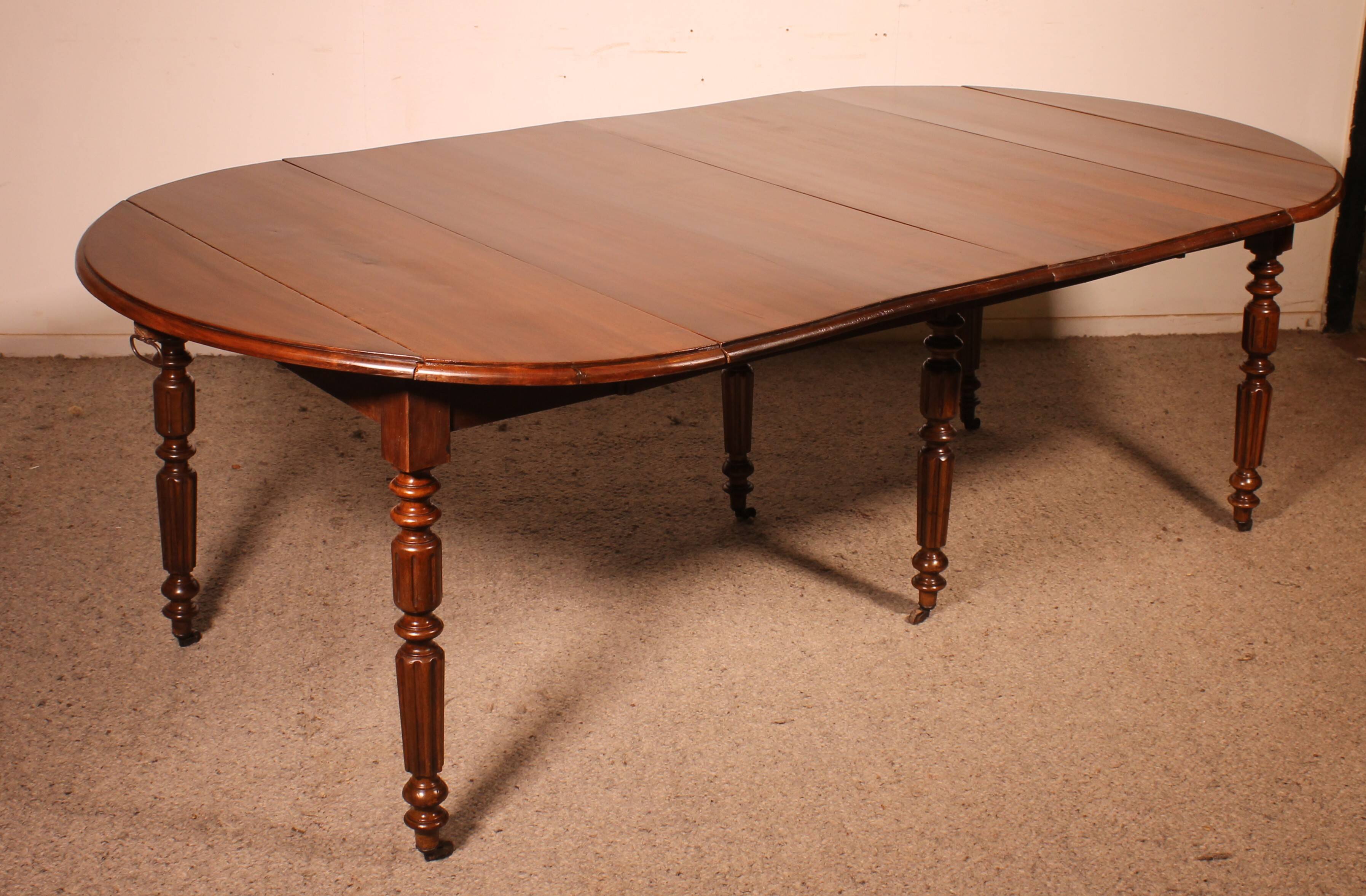 Extensible dining table from the early 19th century in walnut.