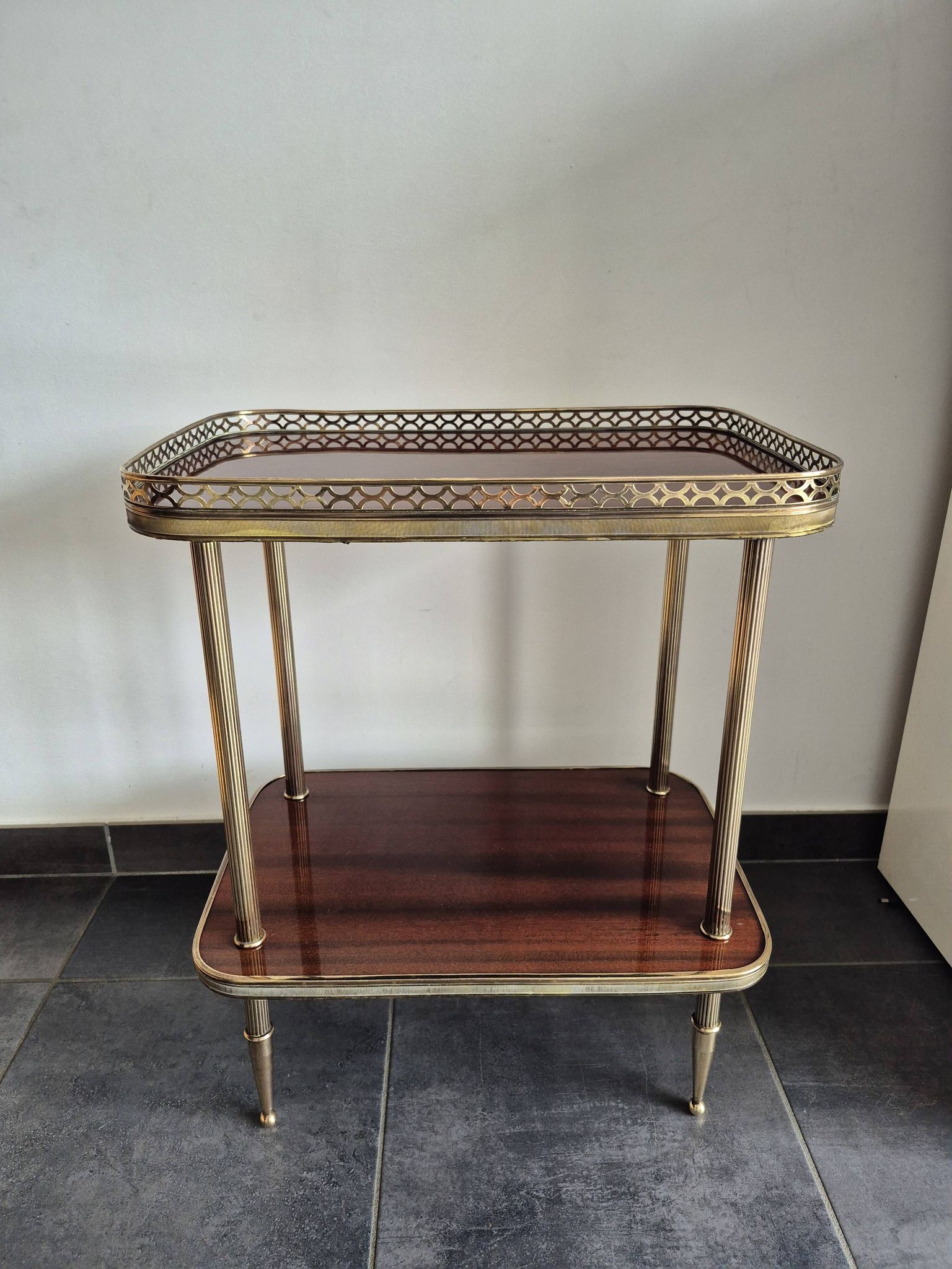 Desserte / Petite table d'appoint plaquage acajou et laiton mid century
