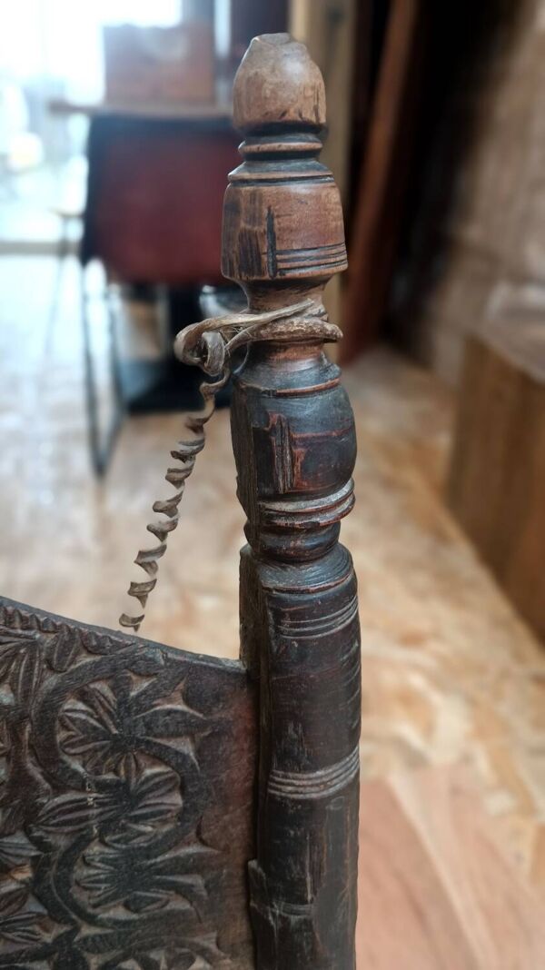 Chaise tribale traditionnelle du 19ème siècle de la vallée de la Swat, Pakistan du Nord
